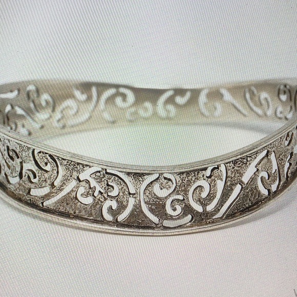 SILPADA Jewelry - Retired ~ Sterling Silver Thick Hammered  Retired Silpada oval cut out sterling silver bangle.